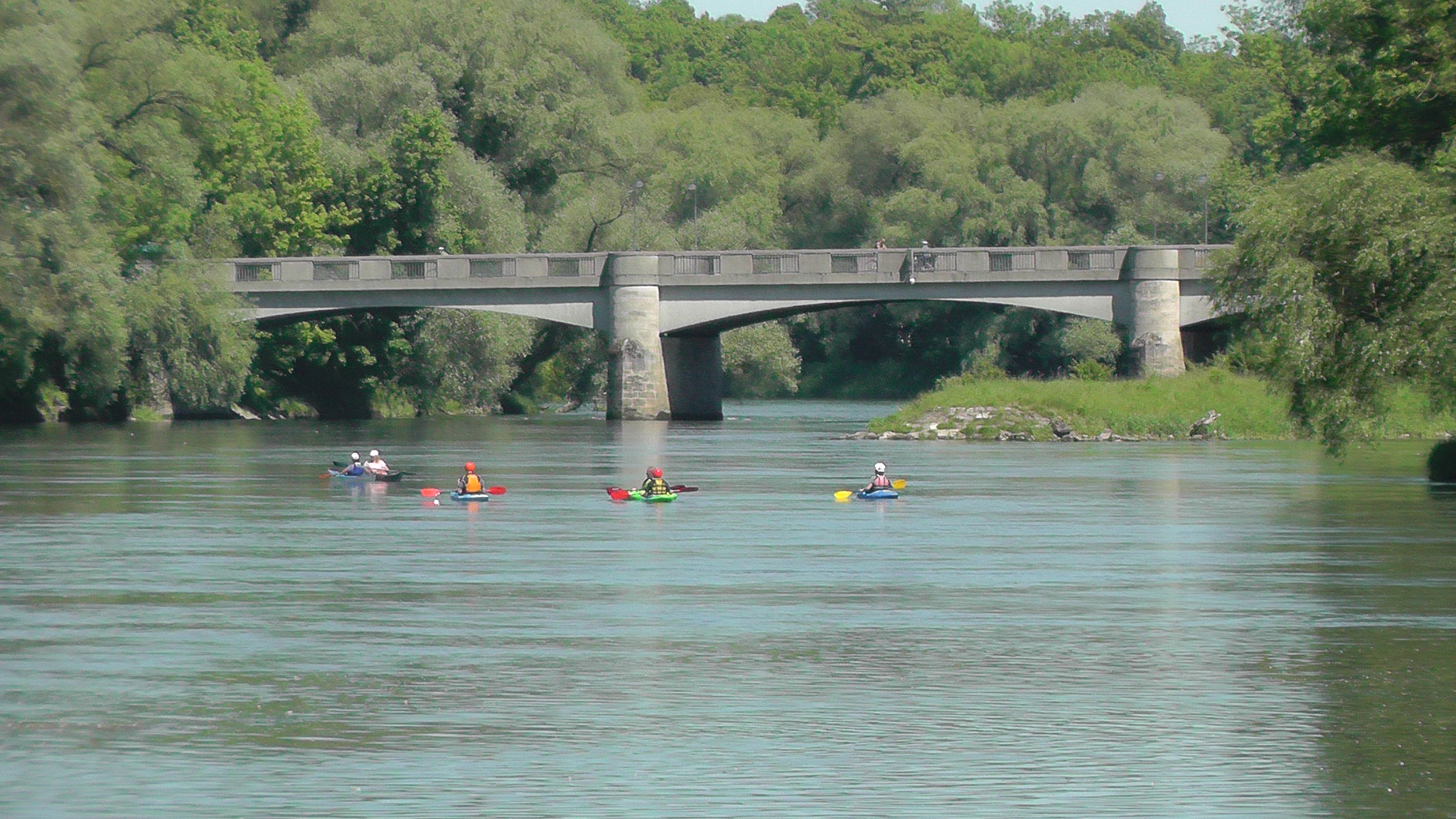 Blick von der Brandl-Bucht Richtung Donaubrücke.