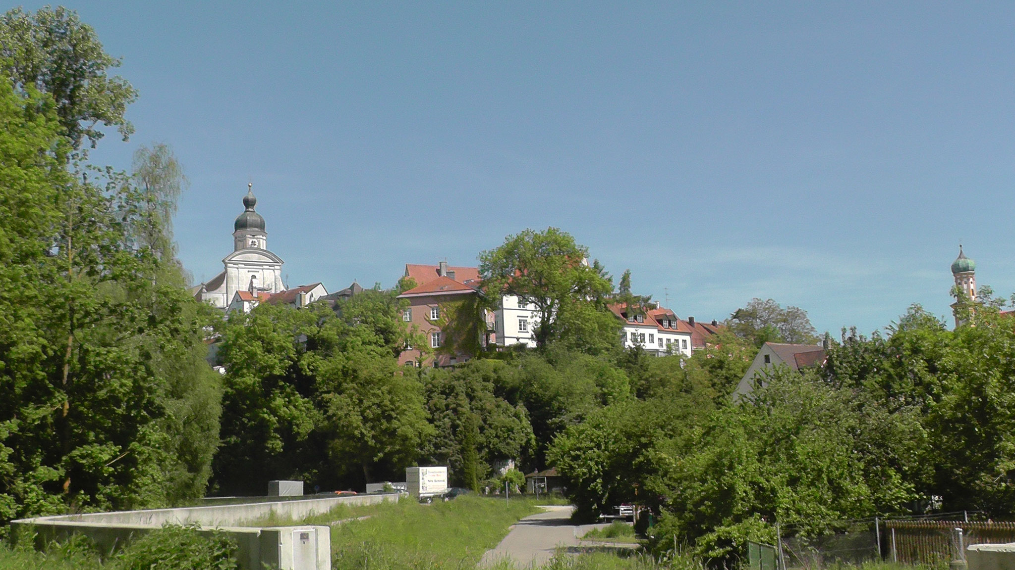 Fuß- bzw. Radweg zwischen Altstadt und Freibad mit Blick auf die Altstadt.