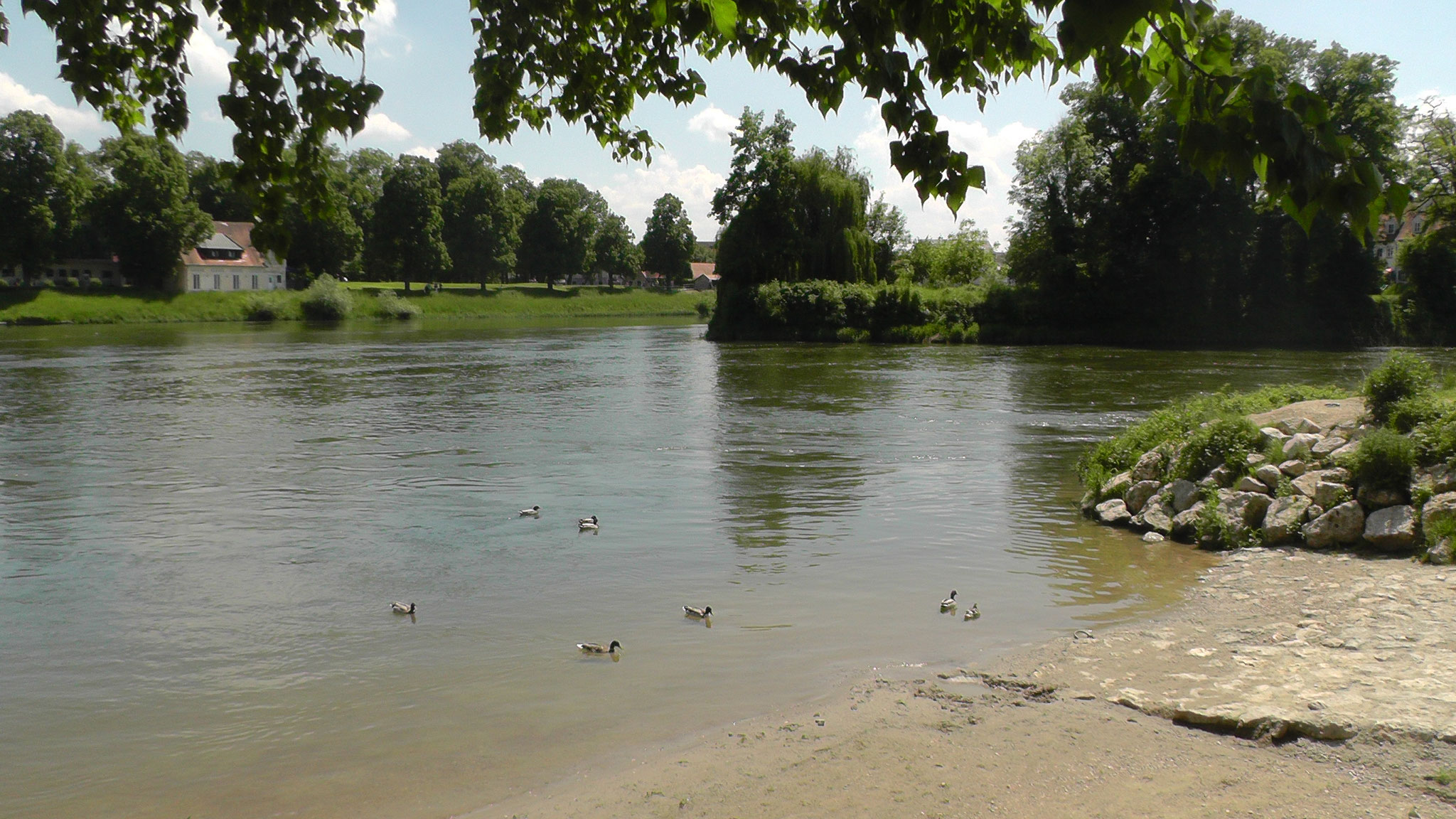 Kleine Sandbucht, in der auch gerne gebadet wird.