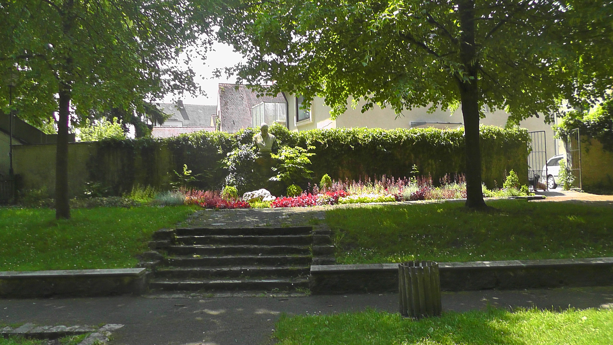 Die Kneipp Statue am Spielplatz. Das Blumenbeet war früher ein Kneippbecken mit Wasser.