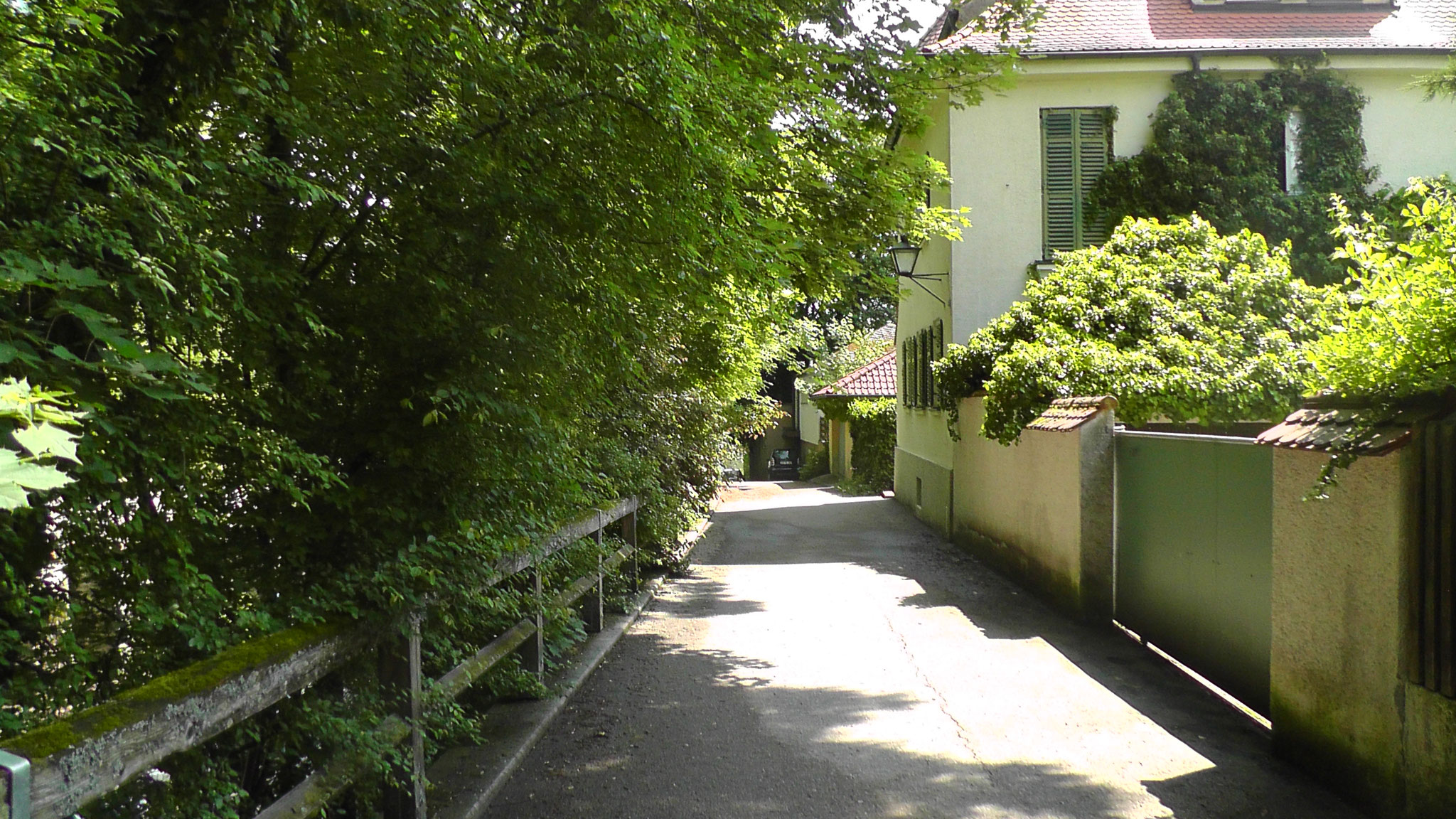 Fußweg gegenüber des Hofgartens zurück vom Spielplatz Richtung Stadt.