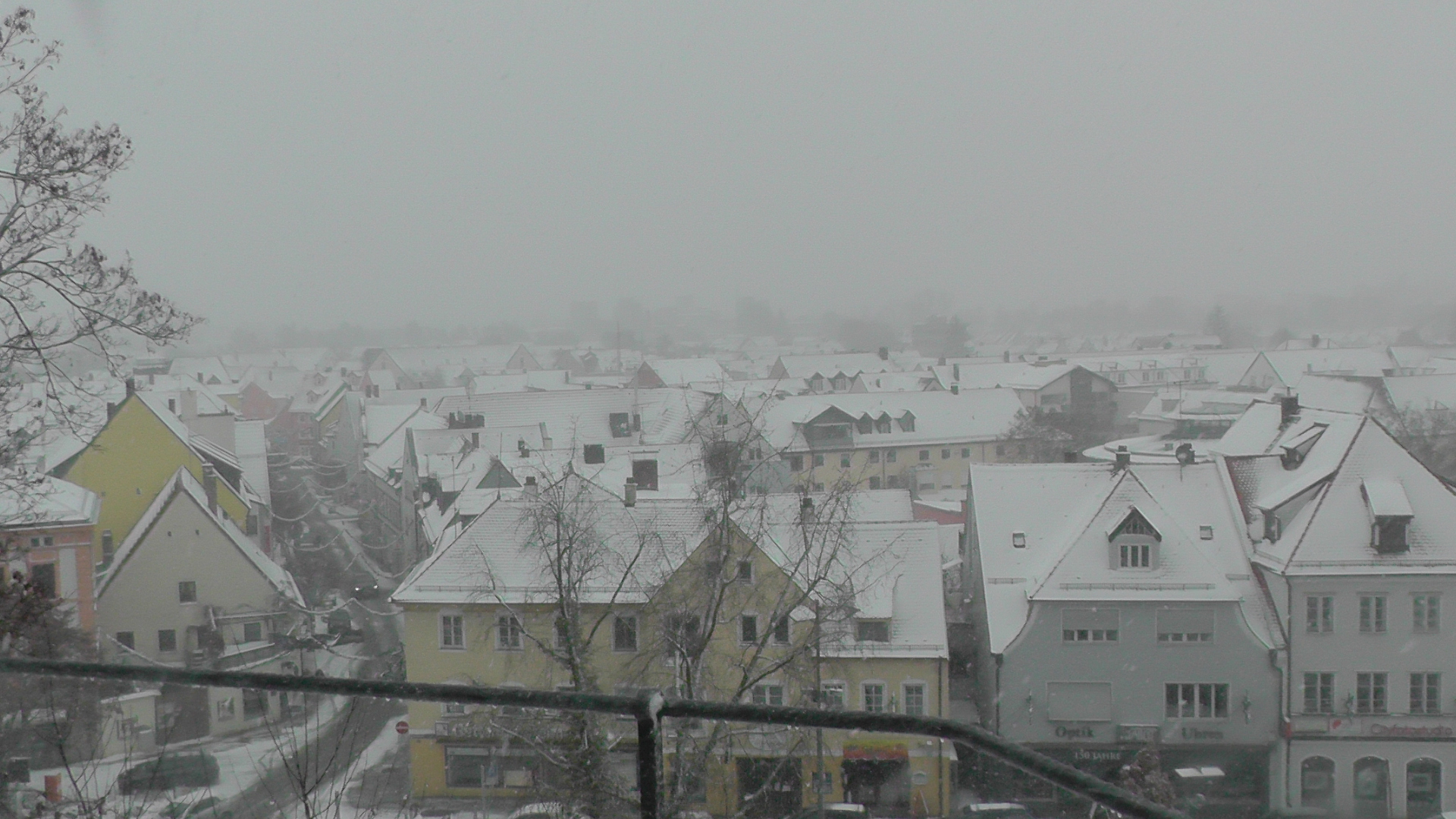 Die verschneite Stadt von oben.