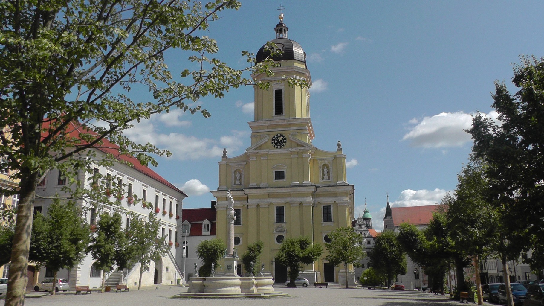 Blick auf die Hofkirche vom Karlsplatz